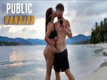 Ella lo masturba en la playa pública y lo traga